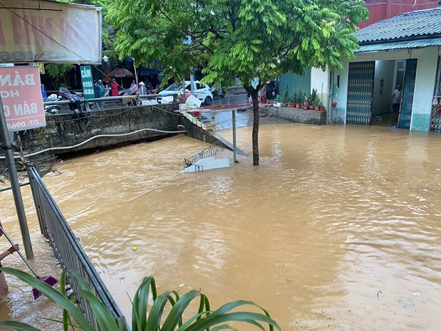 Một tuyến đường trên địa bàn phường Yên Thịnh, thành phố Yên Bái bị ngập nặng bởi mưa lớn